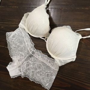VS Bombshell Plunge Push-Up Lace Bra Cheeky Panty